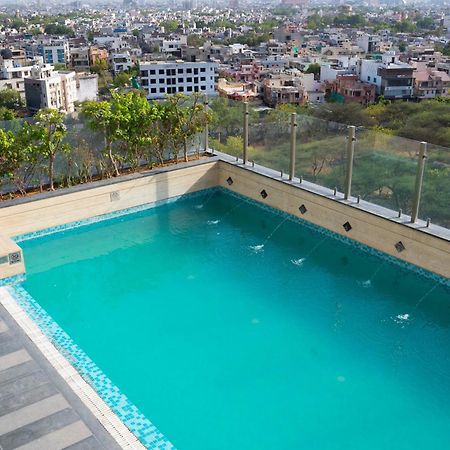 Hyatt Place Jaipur Malviya Nagar מראה חיצוני תמונה Swimming pool at the hotel