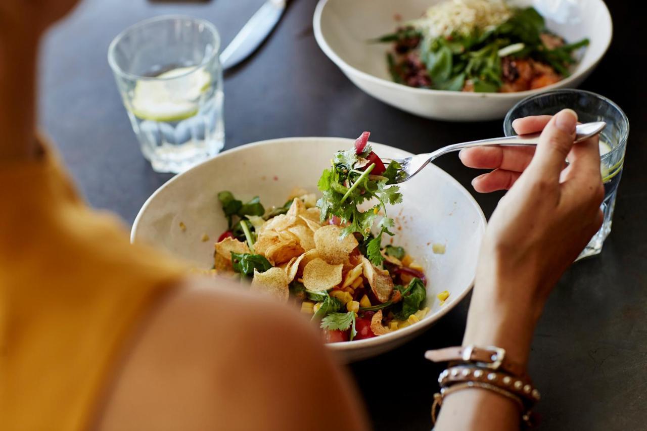 Hyatt Place Jaipur Malviya Nagar מראה חיצוני תמונה A woman eating a salad