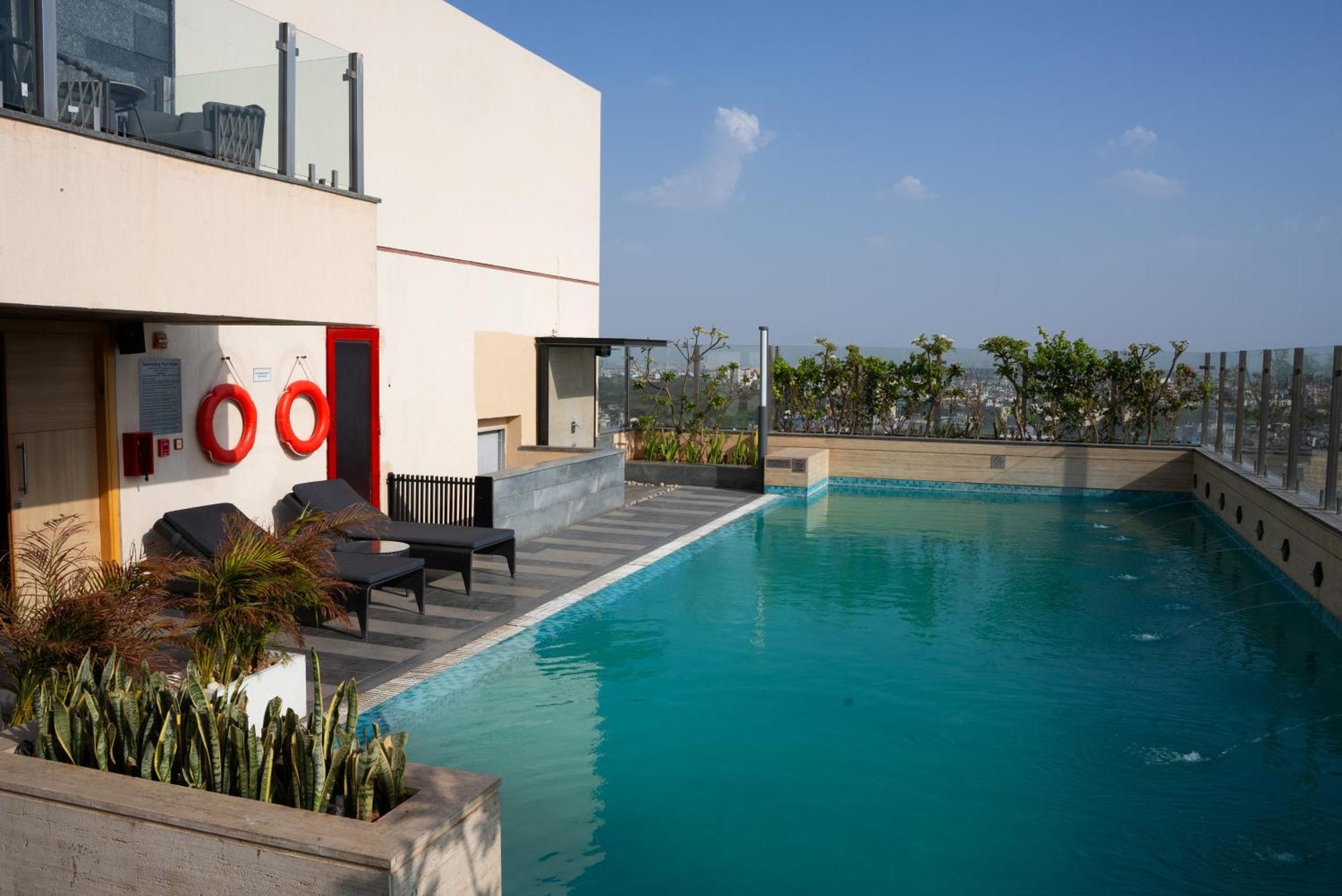 Hyatt Place Jaipur Malviya Nagar מראה חיצוני תמונה Pool at the hotel