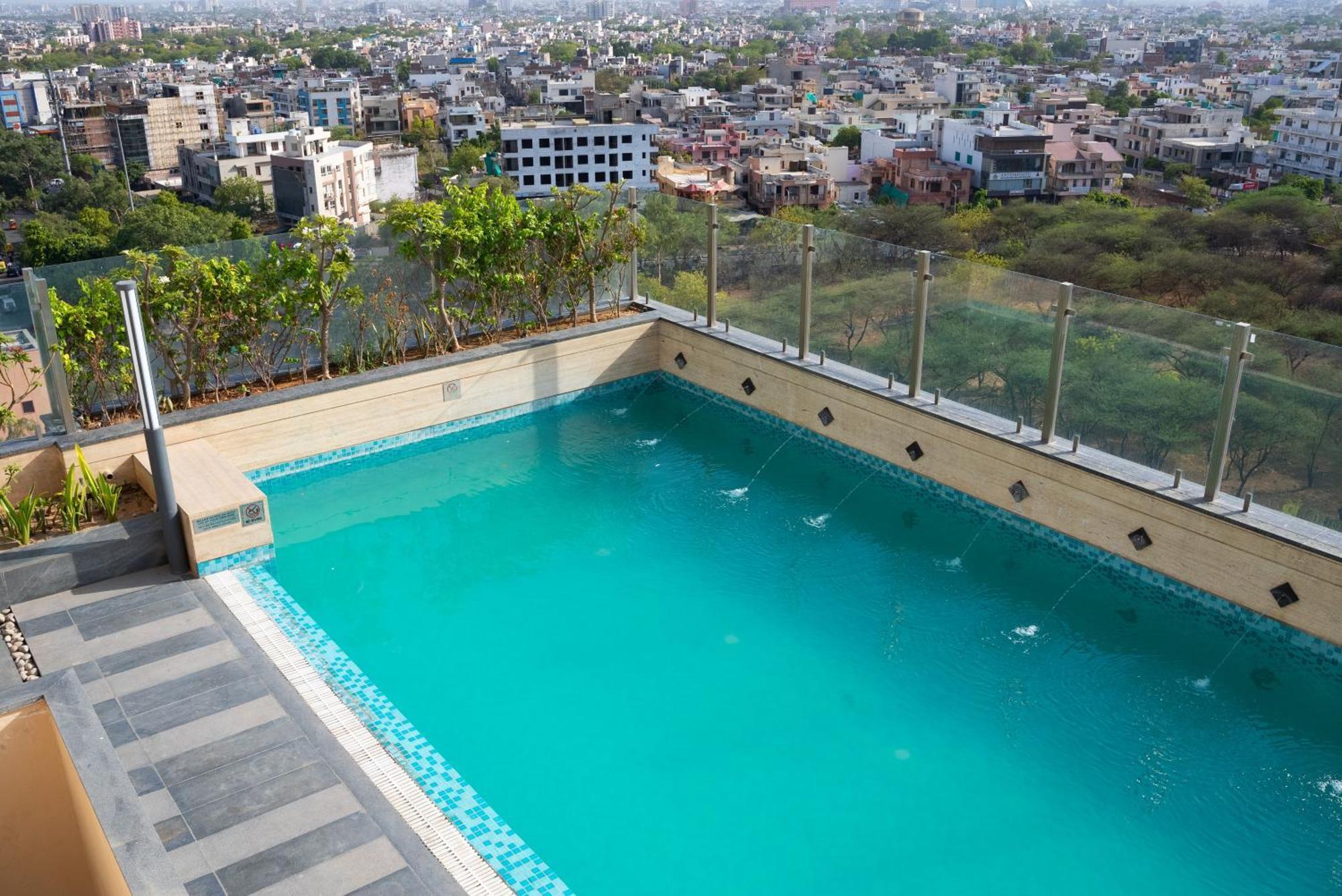 Hyatt Place Jaipur Malviya Nagar מראה חיצוני תמונה Swimming pool at the hotel